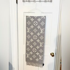 LIKE NEW condition Louis Vuitton essential scarf in grey